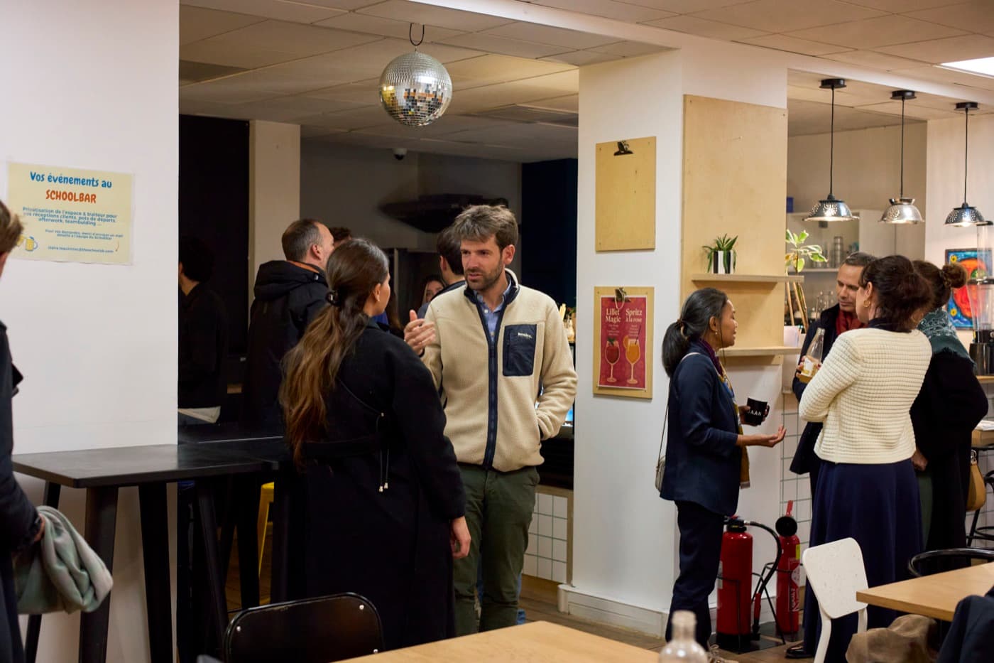Échanges entre membres lors d'un afterwork